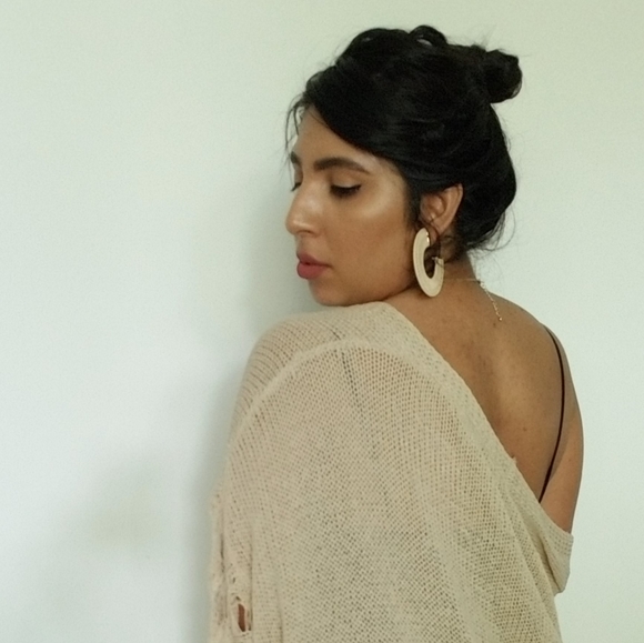 BOHEMIAN BEAUTY CREAM RAFFIA SEMI HOOP EARRINGS - Picture 4 of 6